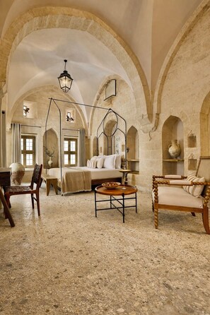 Deluxe-Zimmer, Blick auf den Innenhof | Zimmersafe, schallisolierte Zimmer, kostenloses WLAN, Bettwäsche