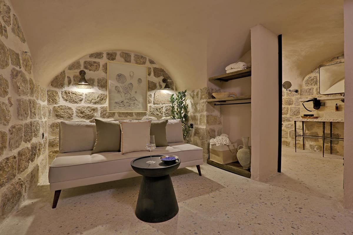 Suite Deluxe, vista al patio | 1 habitación, caja de seguridad en la habitación y insonorización