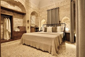 Deluxe Double Room, Private Bathroom, Courtyard View | In-room safe, soundproofing, free WiFi, bed sheets - Arura Mardin (Mardin)
