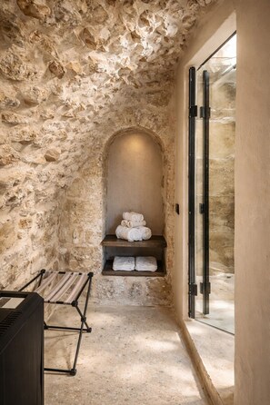 Caja de seguridad en la habitación y sistema de insonorización