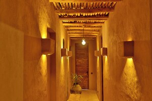 Caja de seguridad en la habitación y sistema de insonorización 