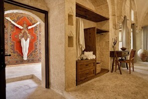 Deluxe-Zimmer, Blick auf den Innenhof | Zimmersafe, schallisolierte Zimmer, kostenloses WLAN, Bettwäsche