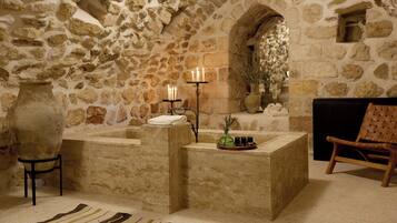 Chambre Deluxe, vue cour intérieure | Salle de bain | Sèche-cheveux, chaussons