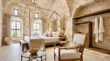 Habitación Deluxe, vistas al patio | Caja fuerte, sistema de insonorización, wifi gratis y ropa de cama