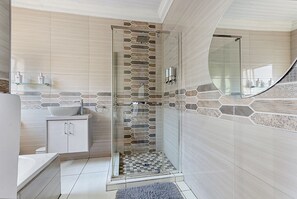 Chambre Deluxe double | Salle de bain | Serviettes fournies, savon, shampooing, papier de toilette