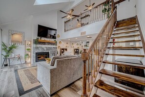 Een televisie en een open haard