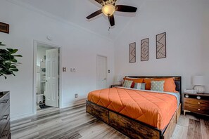 1 bedroom, desk, iron/ironing board, travel crib - Upscale 1BR Condo in Med Center (Houston)