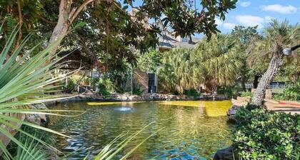 Upscale 1BR Condo in Med Center