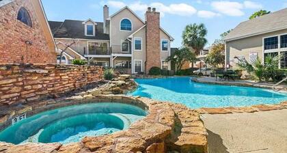 Upscale 1BR Condo in Med Center