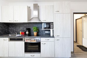 Kühlschrank, Mikrowelle, Ofen, Herdplatte