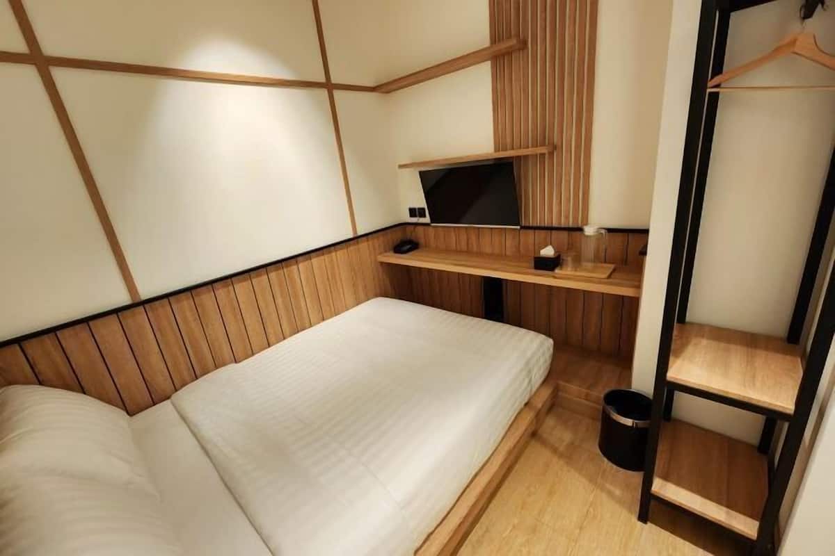 Blackout curtains, free WiFi