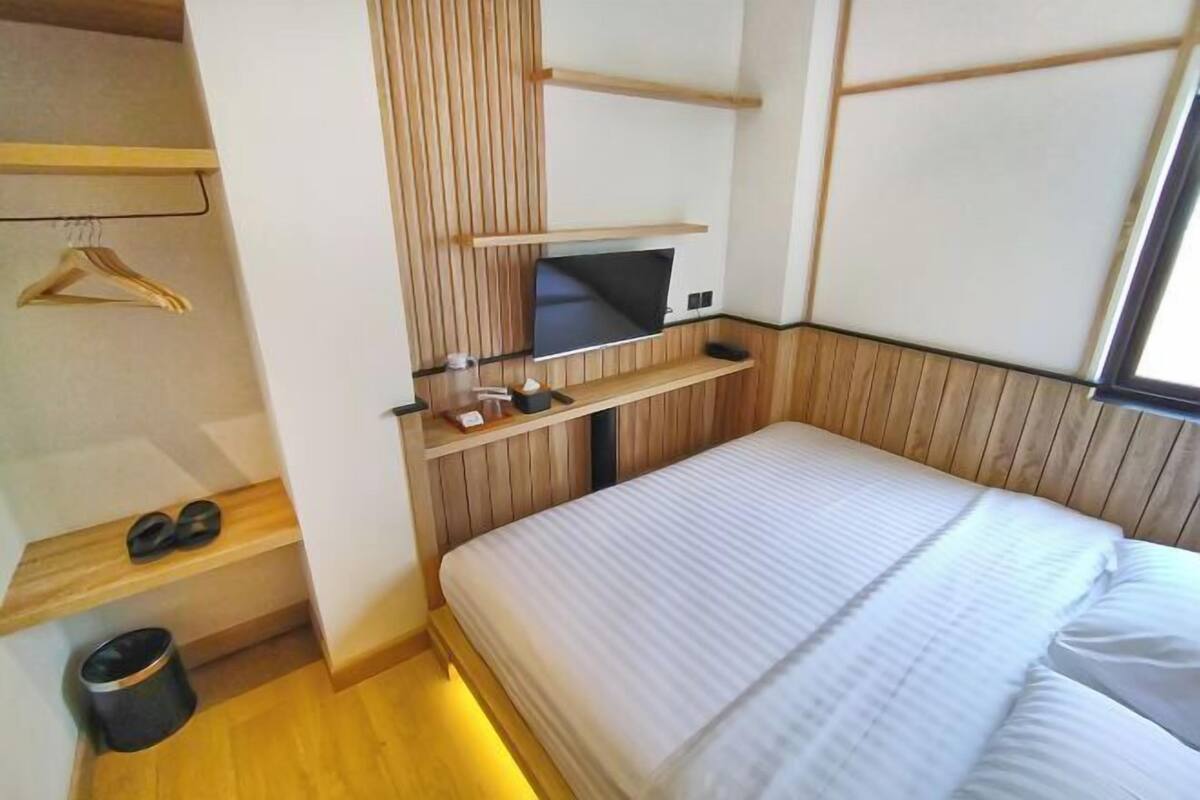 Blackout curtains, free WiFi