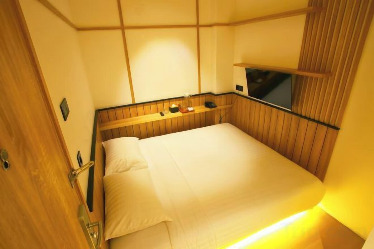 Blackout curtains, free WiFi