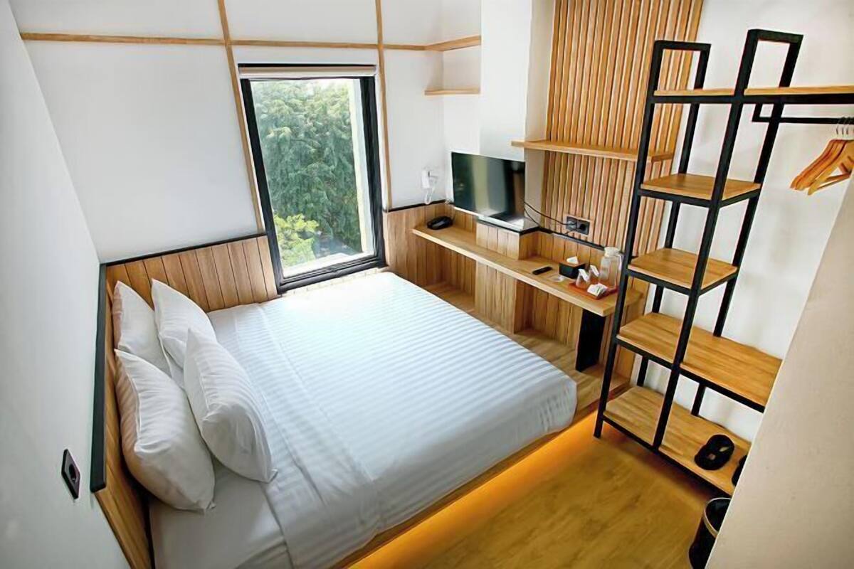 Blackout curtains, free WiFi