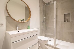 Shower, hair dryer, towels
