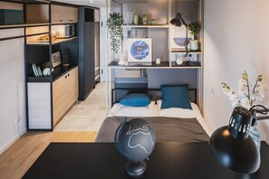 Meja, ruang kerja komputer riba, Wi-fi percuma 