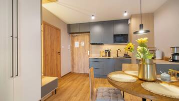 Comfort-huoneisto | Yksityinen keittonurkkaus | Jääkaappi, liesi, kahvin-/teenkeitin, vedenkeitin