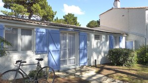 Exterior - Single-story house 4 rooms near sea, 6 people, patio (La Palmyre)