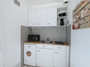 Microondas, placa de cocina, tostadora
