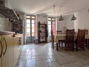 Fridge, microwave, oven, stovetop - Charming Village House in Collioure, Near Beach (Collioure)