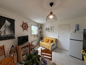 TV - Bright Apartment Near Port, Balcony, Bike Storage, Close to Beach and Shops (Les Sables-d'Olonne)