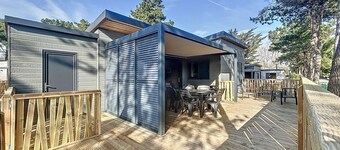 Luxury Chalet, Heated Pool, WIFI, 6 Guests, Walk to Beach