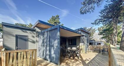 Luxury Chalet, Heated Pool, WIFI, 6 Guests, Walk to Beach