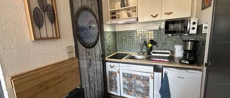 Réfrigérateur, micro-ondes, plaque de cuisson, cafetière/bouilloire