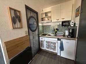 Kühlschrank, Mikrowelle, Herdplatte, Wasserkocher mit Kaffee-/Teezubehör