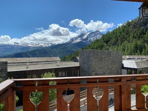 A view of a mountain with a wooden balcony railing in the foreground. - Cozy chalet for 9, large balcony, near slopes, private parking (Pra-Loup)