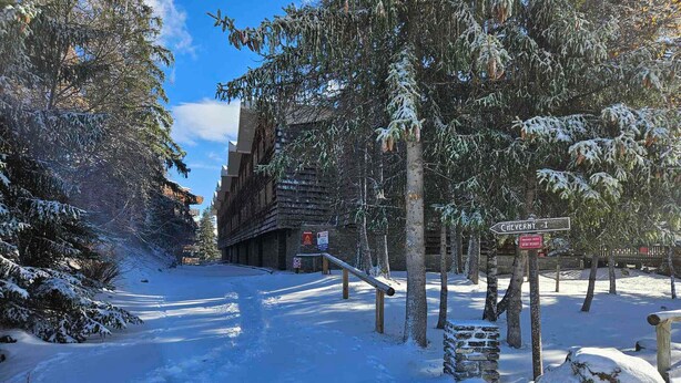 A snow-covered path leading to a building with a sign reading "Chesterly 1". - Cozy studio for 2 near slopes in Pra-Loup (Pra-Loup)