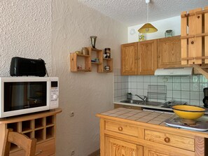 Frigorífico, microondas, placa de cocina y lavavajillas