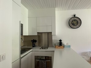 Kühlschrank, Mikrowelle, Ofen, Geschirrspüler