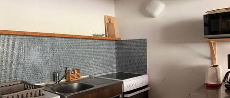 Køleskab, mikrobølgeovn, kaffe-/temaskine