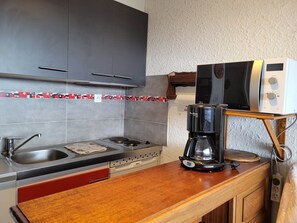 Kylskåp, mikrovågsugn, ugn och kaffe- och tebryggare