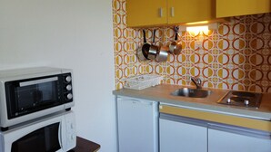 A compact kitchen with a microwave, a small refrigerator, and a sink. - 2-room apartment for 4, balconies, mountain view, parking (Pra-Loup)