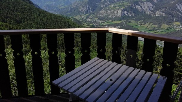 A wooden deck with a bench overlooking a mountainous landscape. - 2-room apartment for 4, balconies, mountain view, parking (Pra-Loup)