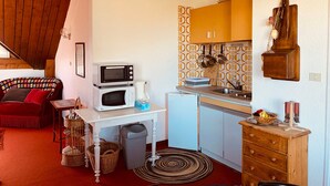 A compact kitchen with a microwave, coffee maker, and wooden cabinets. - 2-room apartment for 4, balconies, mountain view, parking (Pra-Loup)