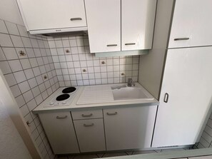 Jääkaappi, mikroaaltouuni, kahvin-/teenkeitin