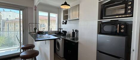 冷蔵庫、電子レンジ、コンロ、コーヒー / ティーメーカー