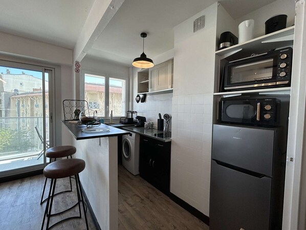 Kühlschrank, Mikrowelle, Herdplatte, Wasserkocher mit Kaffee-/Teezubehör