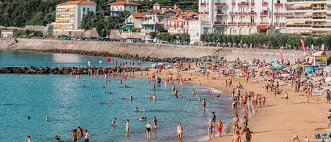 Una spiaggia nelle vicinanze
