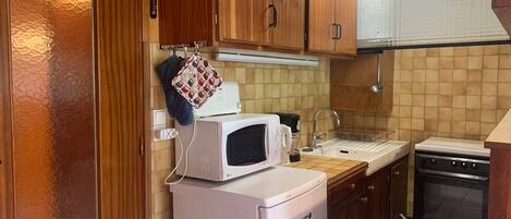 Frigorífico, microondas, cafetera o tetera y tostadora