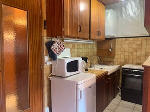 Kylskåp, mikrovågsugn, kaffe- och tebryggare och brödrost