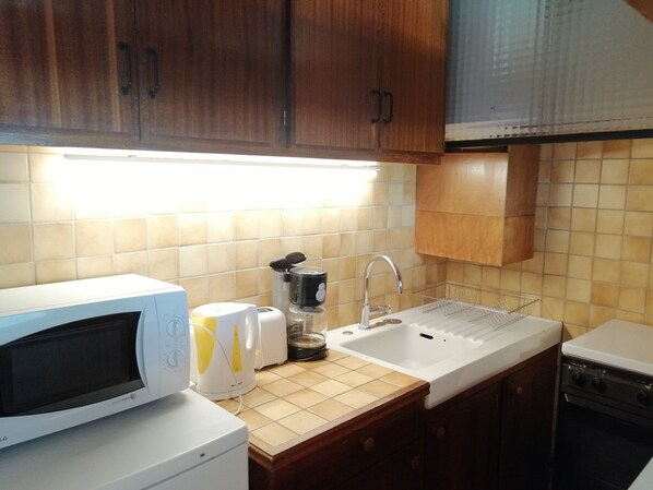 Kühlschrank, Mikrowelle, Wasserkocher mit Kaffee-/Teezubehör, Toaster