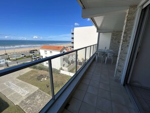 Property grounds - 3-Room Apartment, Sleeps 6, Sea View, Large Balcony, Parking, Beachfront (Saint-Jean-de-Monts)