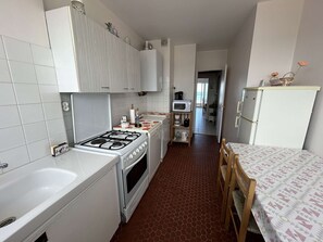 Kylskåp, mikrovågsugn, ugn och spishäll