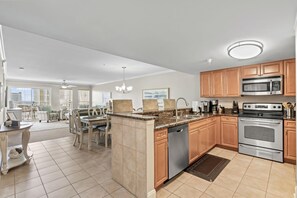 冷蔵庫、電子レンジ、オーブン、コンロ