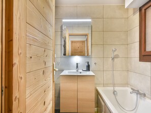 Towels - Cozy 37m² Apartment - Sleeps 5 - Near Slopes & Center with Fireplace (Les Gets)