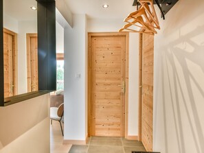 Interior - Cozy 37m² Apartment - Sleeps 5 - Near Slopes & Center with Fireplace (Les Gets)